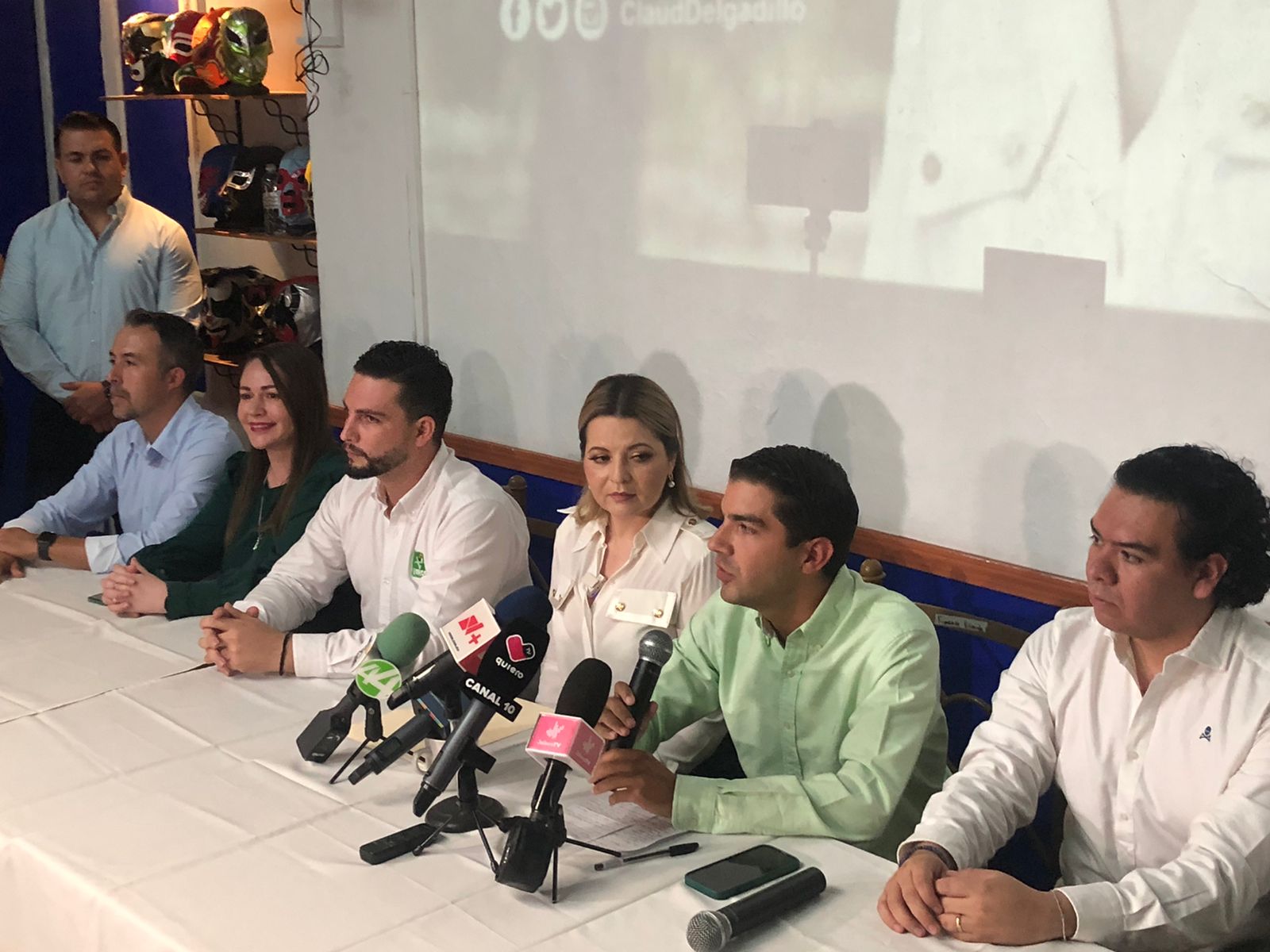 La cúpula máxima del Partido Verde Ecologista de Mexico (PVEM) presentó a la diputada federal Claudia Delgadillo como su candidata idónea para contener por la gobernatura del Estado de Jalisco.