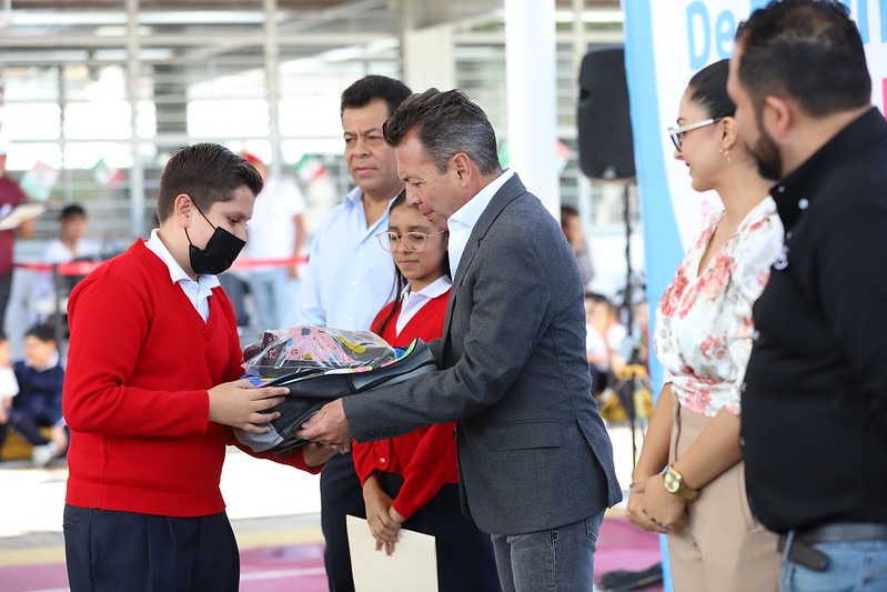 Guadalajara entrega paquetes escolares en primaria de colonia Echeverría