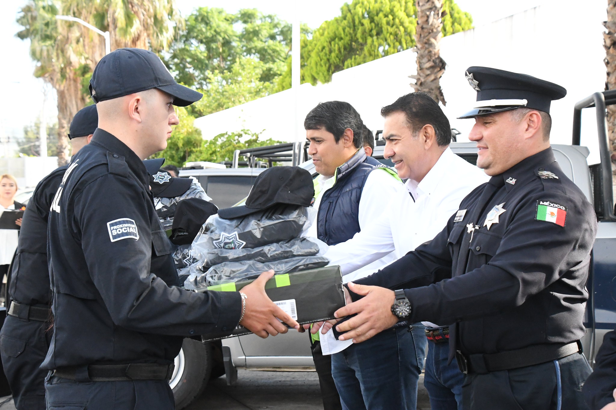 El gobierno de Tlajomulco entregó este lunes un total de 800 uniformes para los elementos de la Comisaría, con una inversión de 4 millones de pesos.