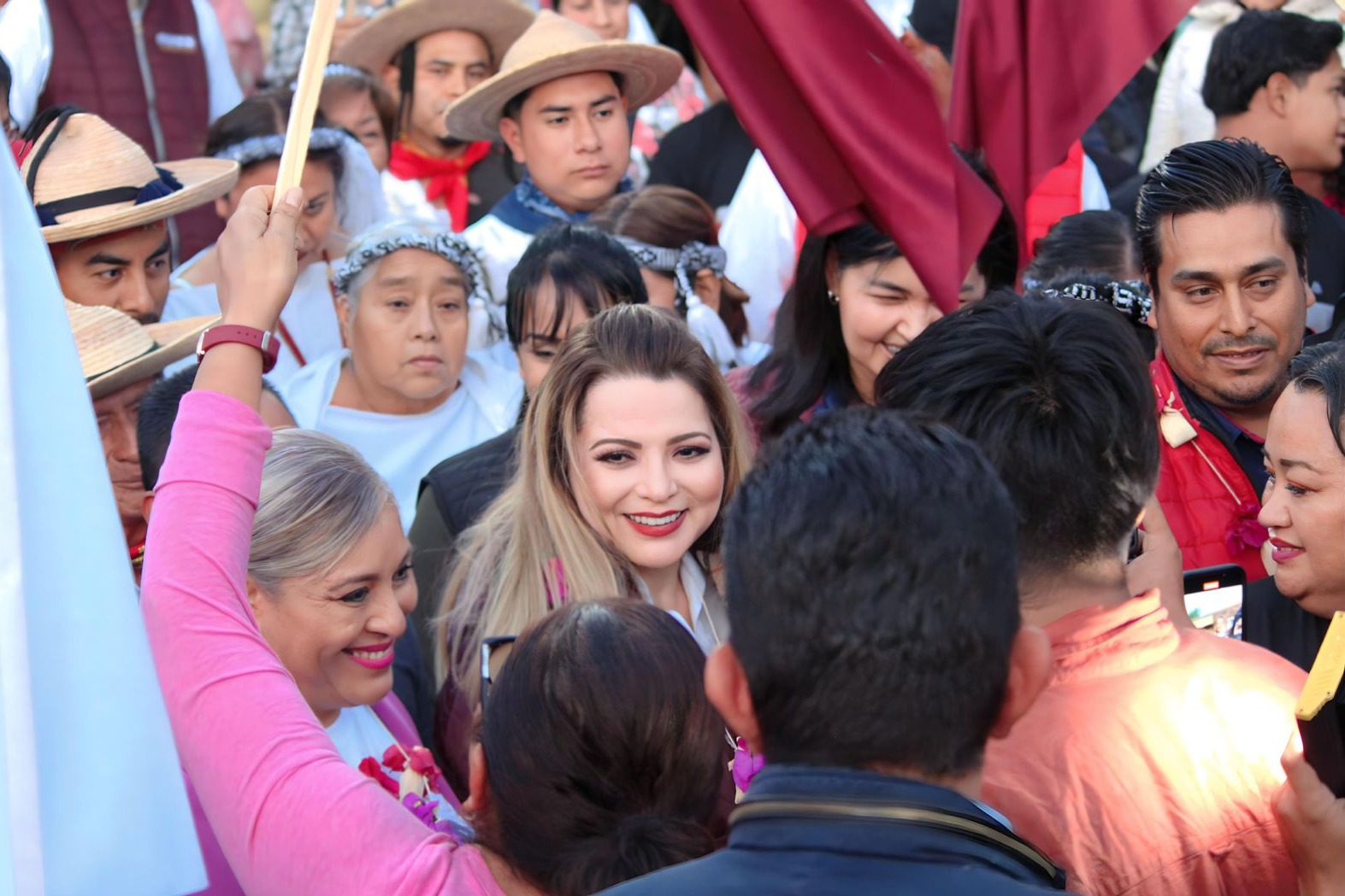 La precandidata única por Morena y la Coalición Juntos Sigamos Haciendo Historia en Jalisco, Claudia Delgadillo, cerró hoy su precampaña ante militantes en Tuxpan.