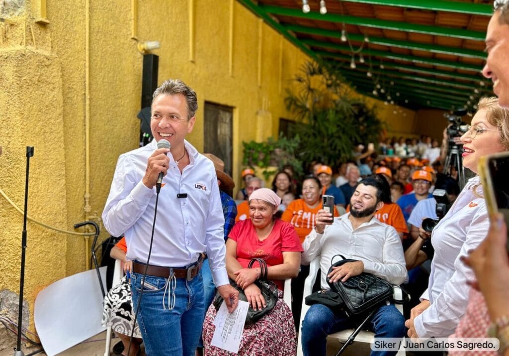 Pablo Lemus durante su visita al municipio de Juchitlán.