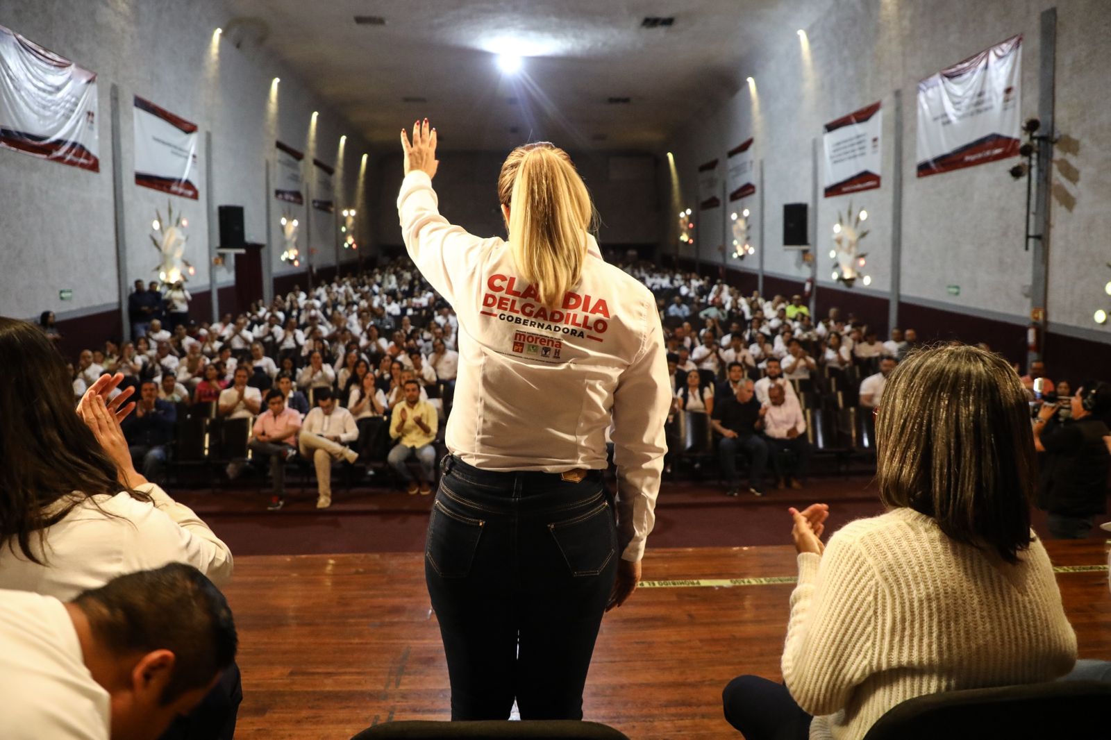 Claudia Delgadillo propone senderos seguros con iluminación y apoyo de CFE