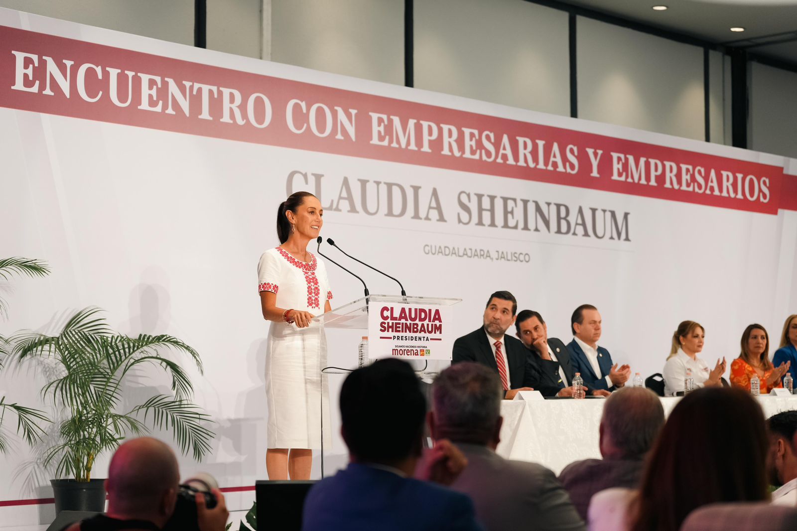 Claudia Sheinbaum visita Jalisco, promete 100 parques industriales a empresarios