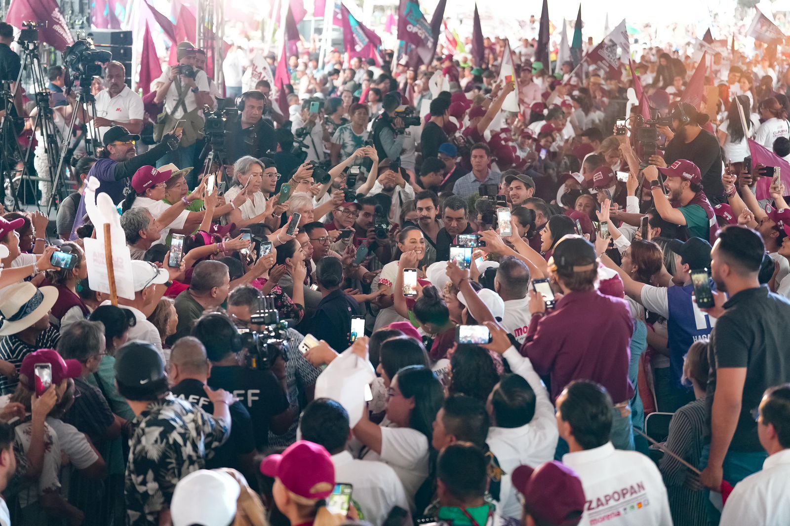 La candidata a la coalición “Sigamos Haciendo Historia” (Morena, PT y PVEM) a la Presidencia de la República, Claudia Sheinbaum Pardo, abarrotó la tarde de este martes (14.05.24) la Plaza Juan Pablo II en Zapopan. 