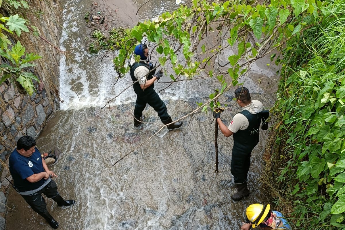 Continúa la búsqueda de pareja arrastrada por la corriente de agua en Tlajomulco