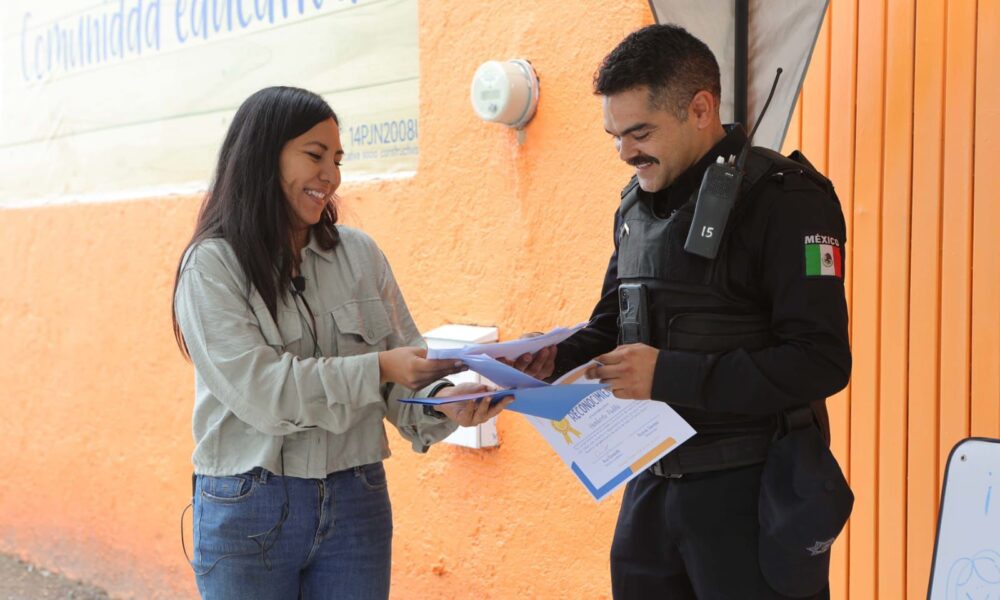 Policía Zapopan resguarda escuela; ciudadanos destacan a uniformados