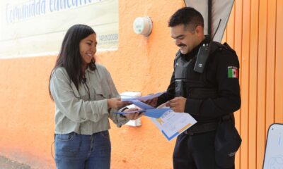 Policía Zapopan resguarda escuela; ciudadanos destacan a uniformados