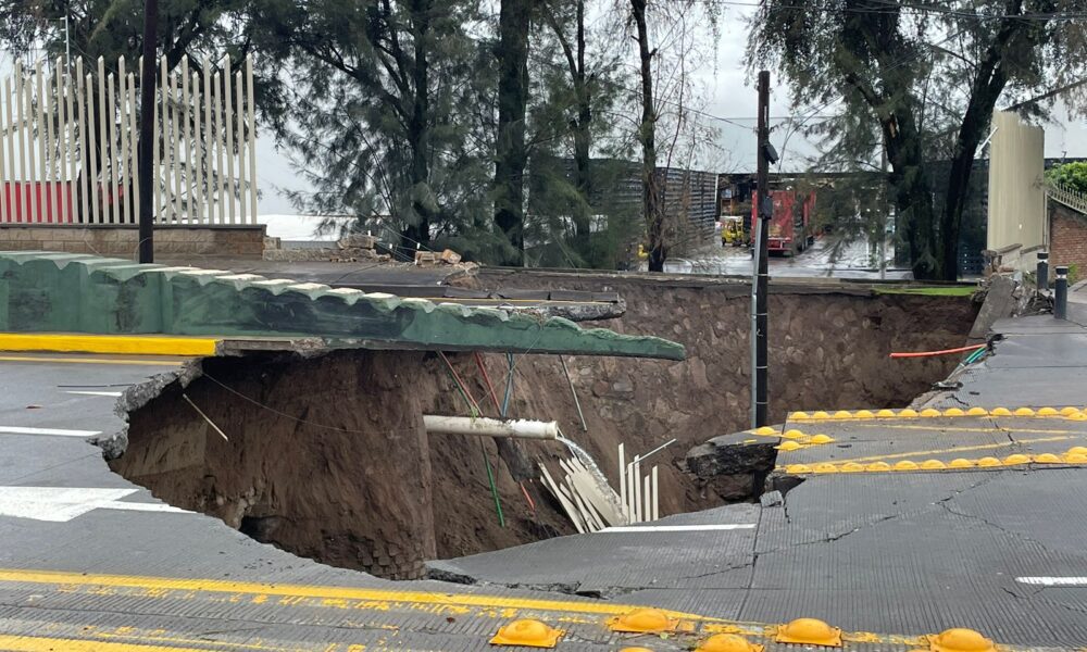 Lluvias provocan mega socavón en López Mateos; cierran tránsito