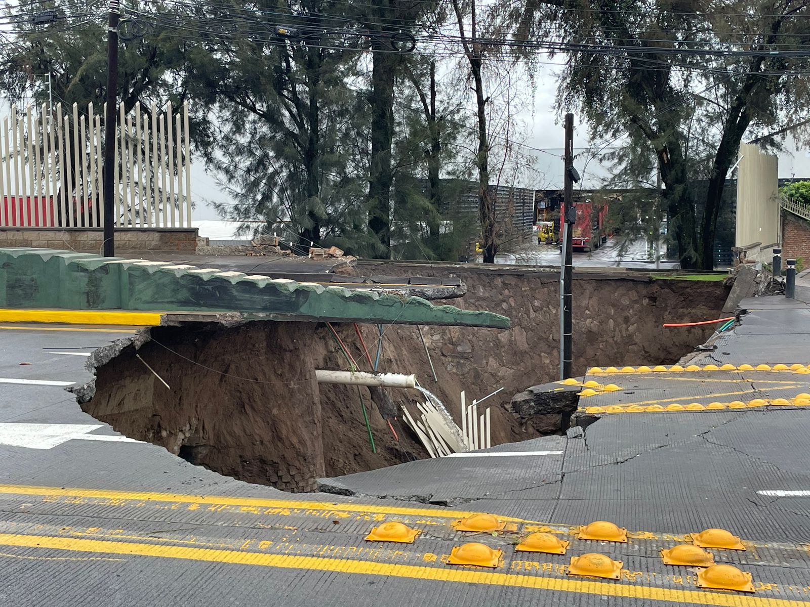 Lluvias provocan mega socavón en López Mateos; cierran tránsito