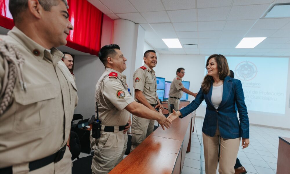 Vero Delgadillo presenta proyecto de gobierno a bomberos de GDL