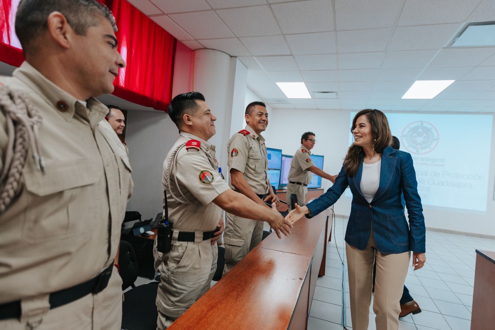 Vero Delgadillo presenta proyecto de gobierno a bomberos de GDL