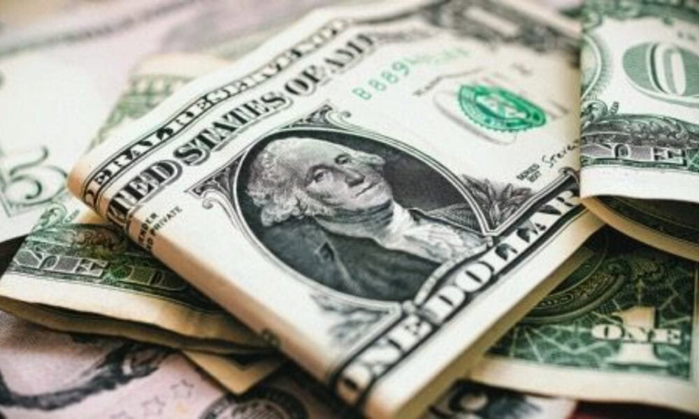 Dólar rebasa los 20 pesos por primera vez en dos años