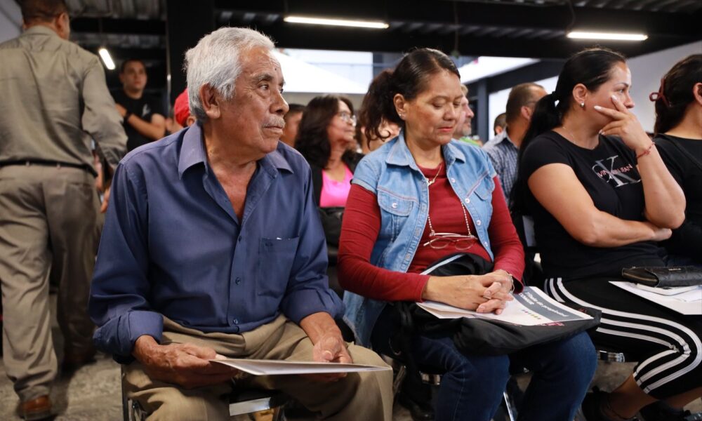 Entregan títulos de propiedad a familias de 11 colonias del Sur de Zapopan