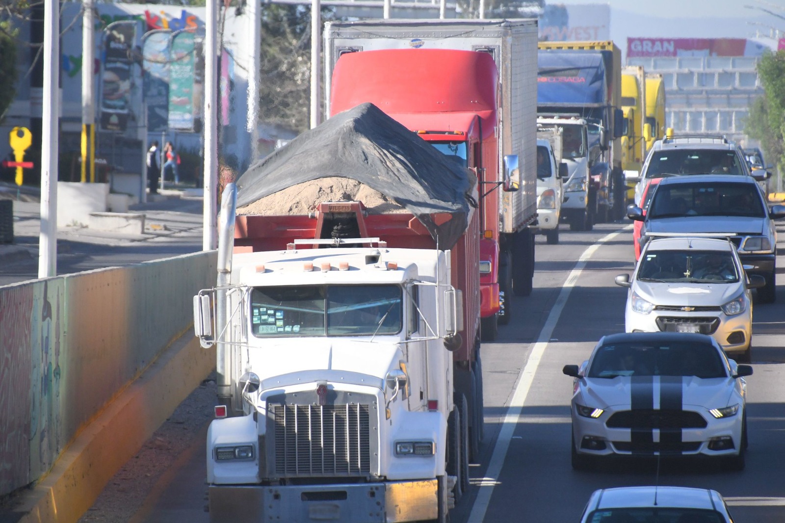 Tlajomulco multará a camiones por derrame de materiales en López Mateos