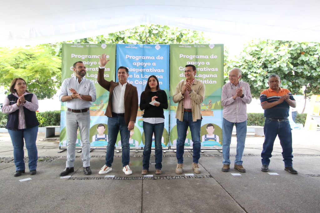 Entregan apoyos a pescadores de la Laguna de Cajititlán 
