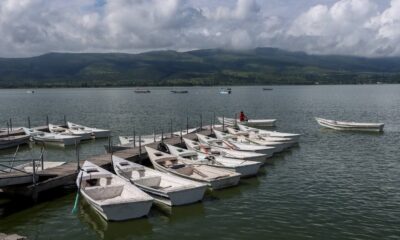 Entregan apoyos a pescadores de la Laguna de Cajititlán