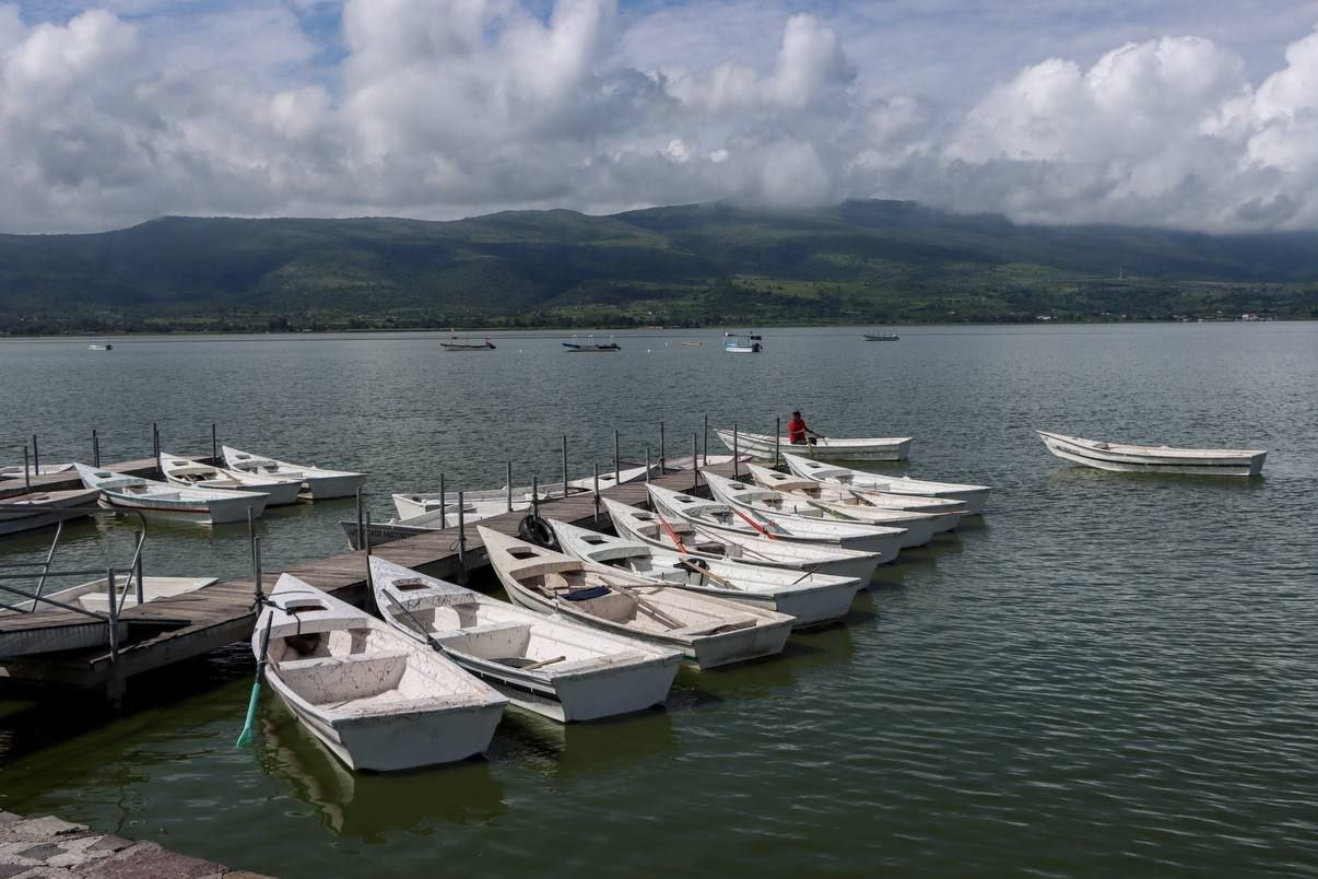 Entregan apoyos a pescadores de la Laguna de Cajititlán