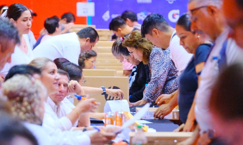 Entregan más de tres mil computadoras a docentes de Guadalajara