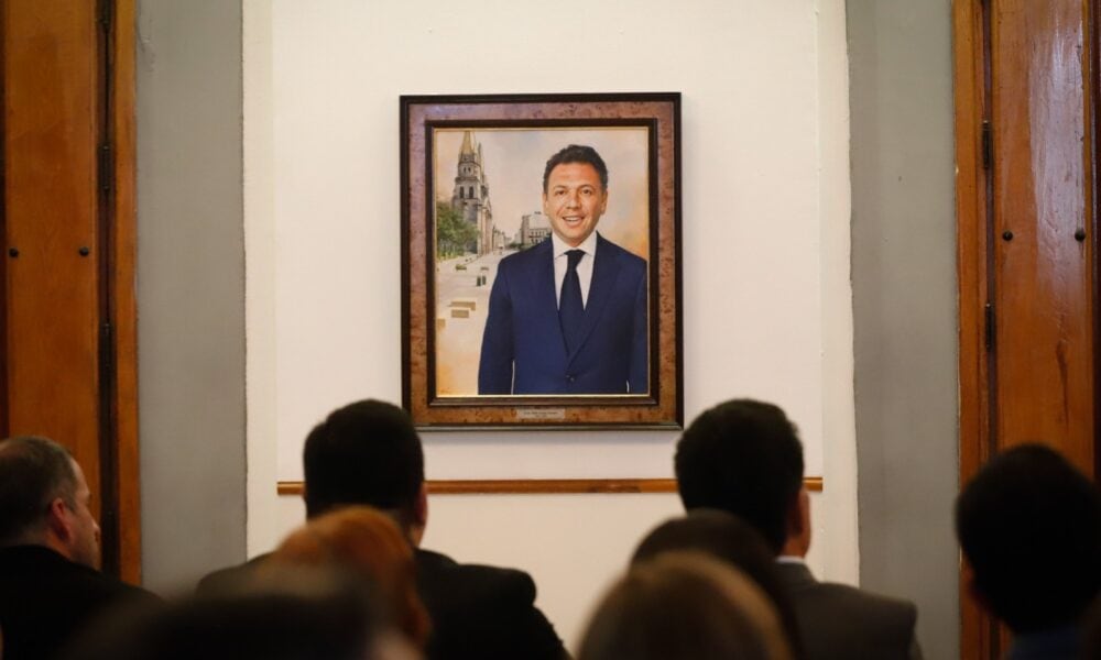 Guadalajara devela retrato de alcalde Lemus