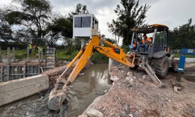 Tlajomulco trabaja en el desazolve de canal pluvial en Adolf Horn