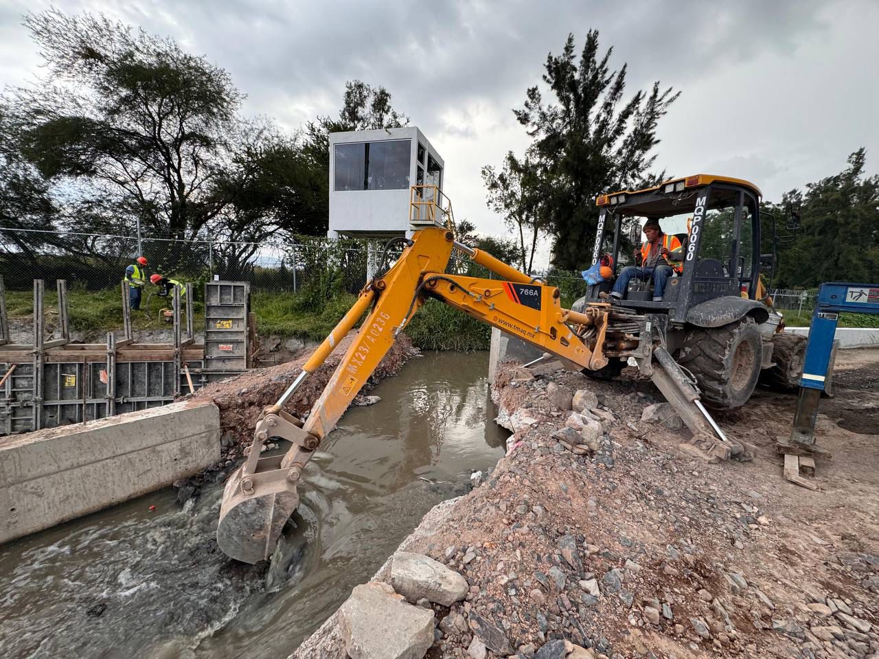 Tlajomulco trabaja en el desazolve de canal pluvial en Adolf Horn