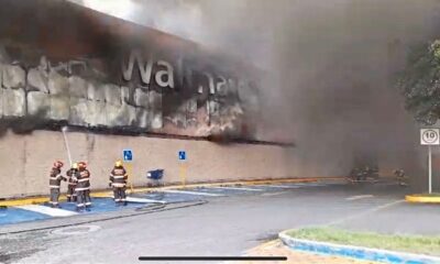  Incendio consume tienda Walmart de avenida Guadalupe