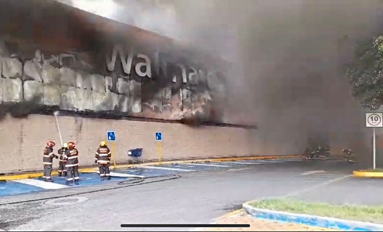  Incendio consume tienda Walmart de avenida Guadalupe