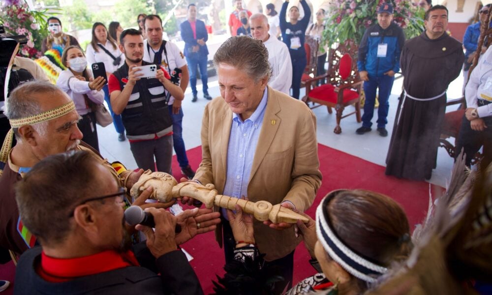 Danzantes reconocen a Frangie con bastón de mando
