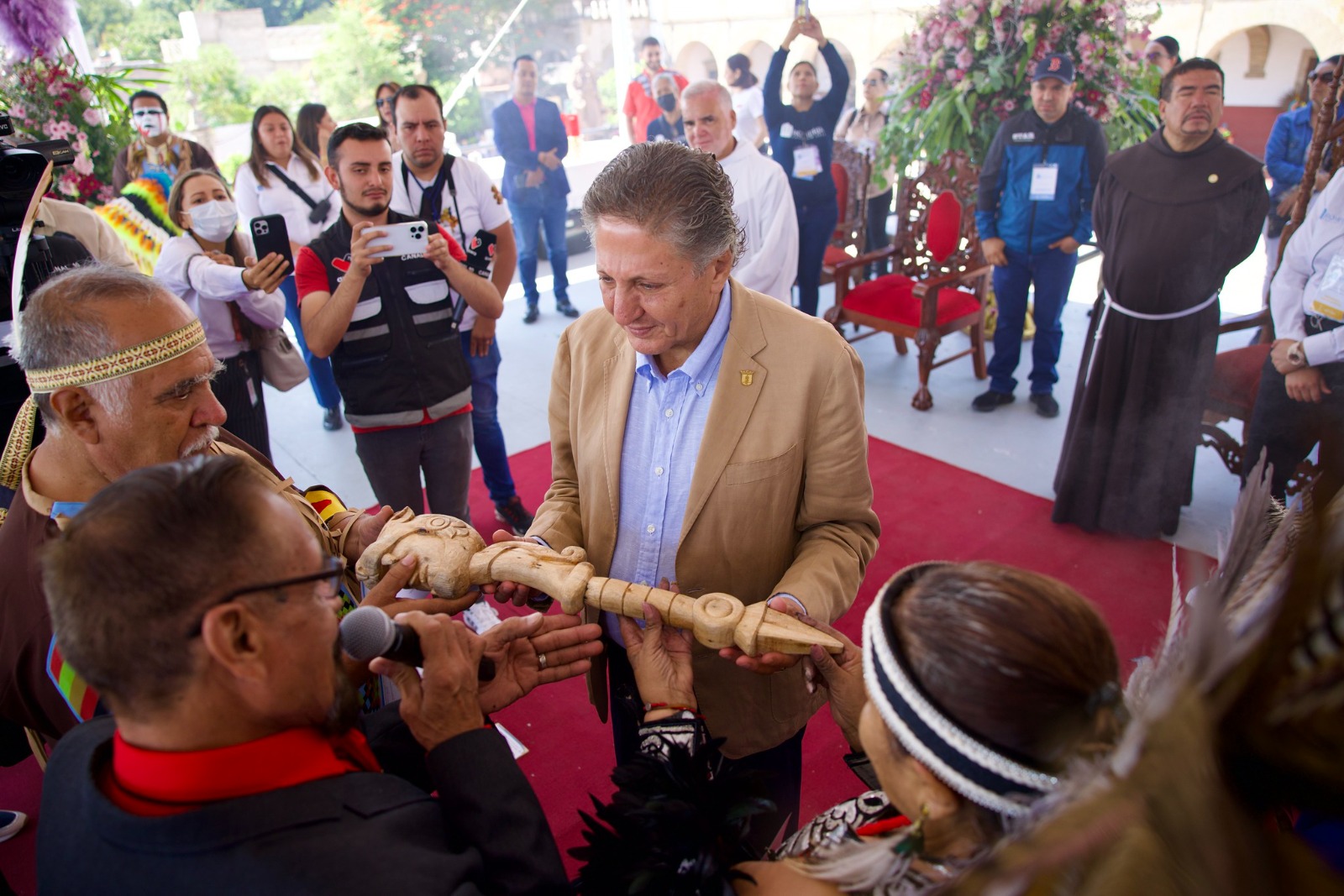 Danzantes reconocen a Frangie con bastón de mando