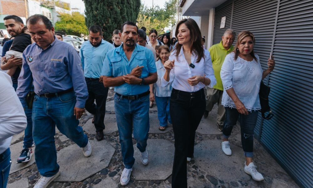 Vero Delgadillo dialoga con vecinos de Talpita, promete rehabilitar alberca
