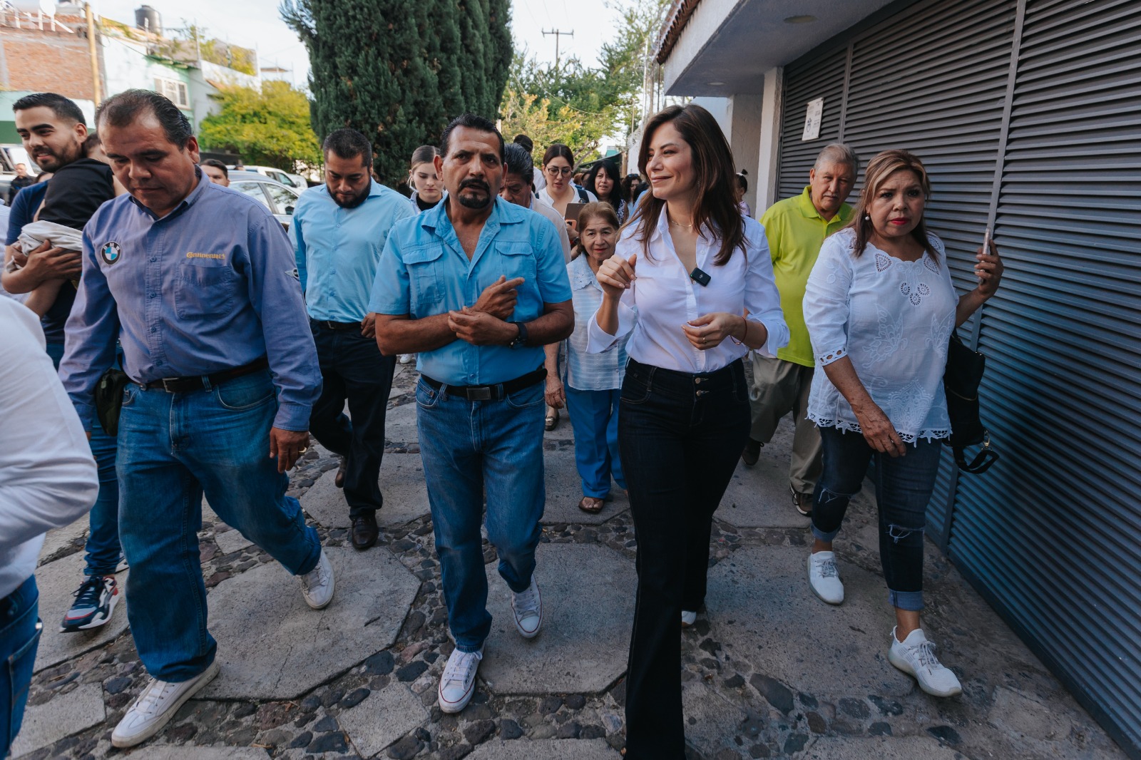 Vero Delgadillo dialoga con vecinos de Talpita, promete rehabilitar alberca