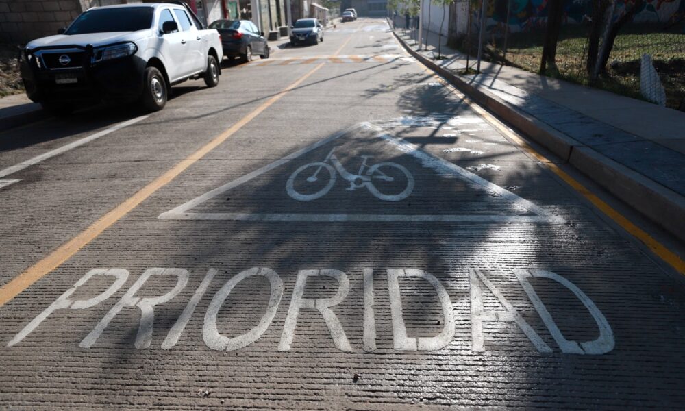 Entregan rehabilitación de calles en Lomas de la Primavera