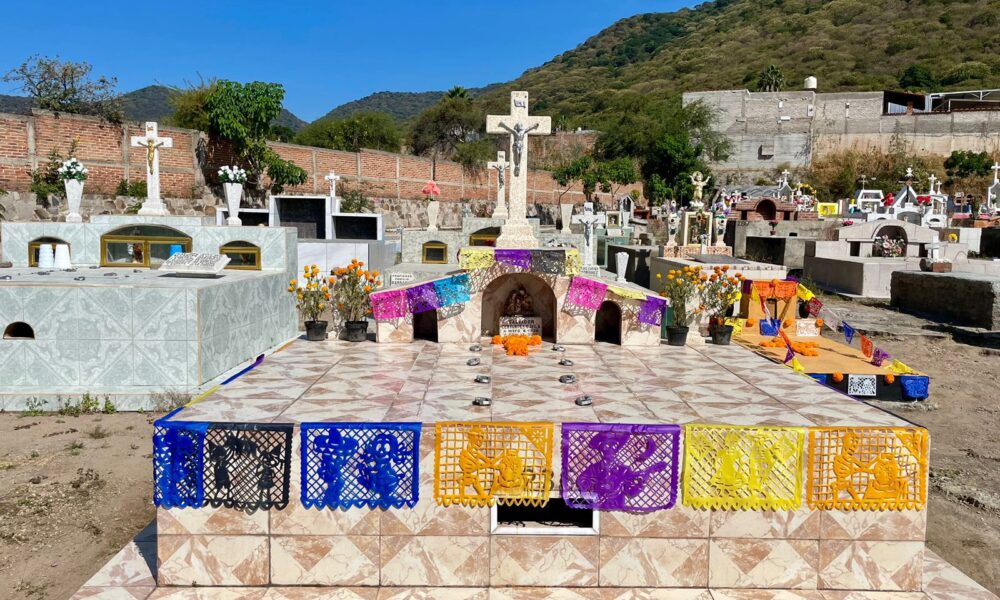 Tlajomulco arranca operativo de Día de Muertos en cementerios