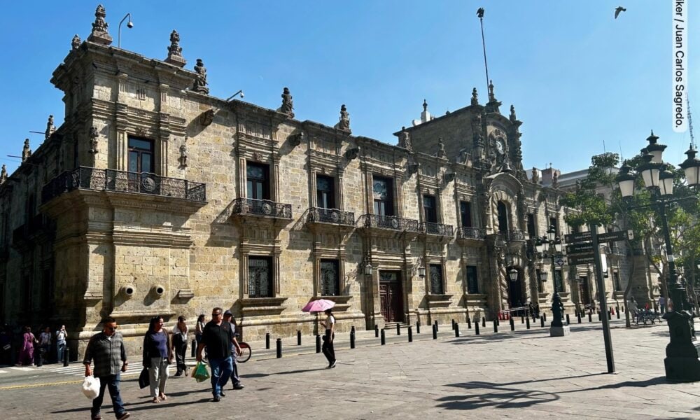 Lemus cumple; retiran vallas de Palacio de Gobierno