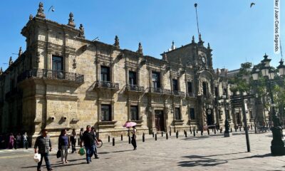 Lemus cumple; retiran vallas de Palacio de Gobierno