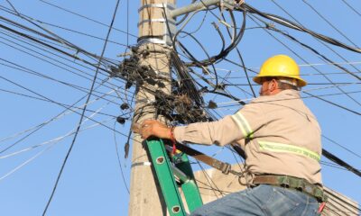 Retiran cableado obsoleto de la colonia San Andrés.