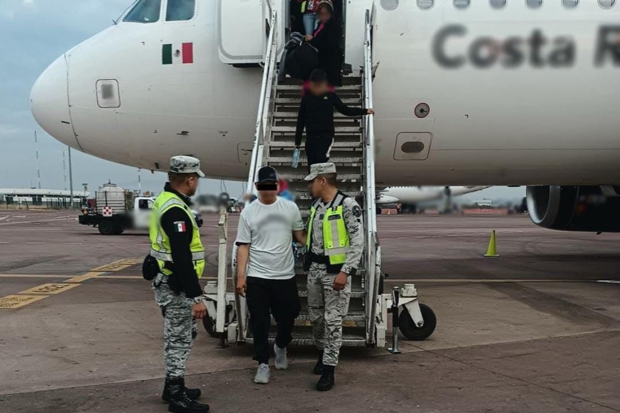 Pasajero intenta desviar avión; aterrizan de emergencia en Guadalajara