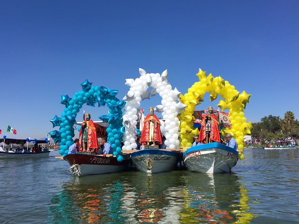 Cada año las imágenes de los tres Reyes Magos recorren la lagua de Cajititlán