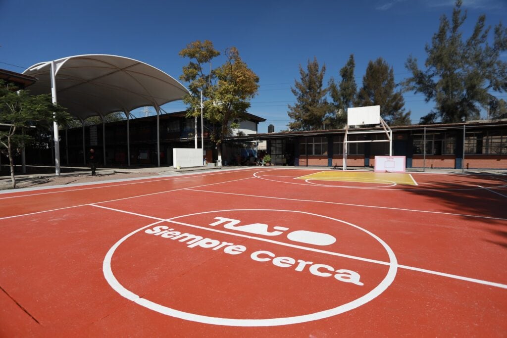 En la Secundaria Manuel de Jesús Clouthier Rincón se supervisaron los avances de una nueva cancha de fútbol con pasto sintético y una cancha de usos múltiples