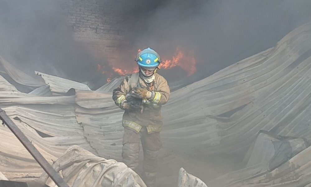 Se registra fuerte incendio en la colonia Los Manguitos, de Tonalá