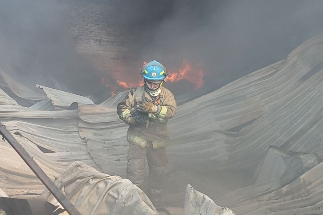 Se registra fuerte incendio en la colonia Los Manguitos, de Tonalá