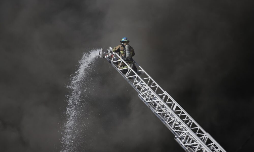 Arde bodega de plástico en Guadalajara