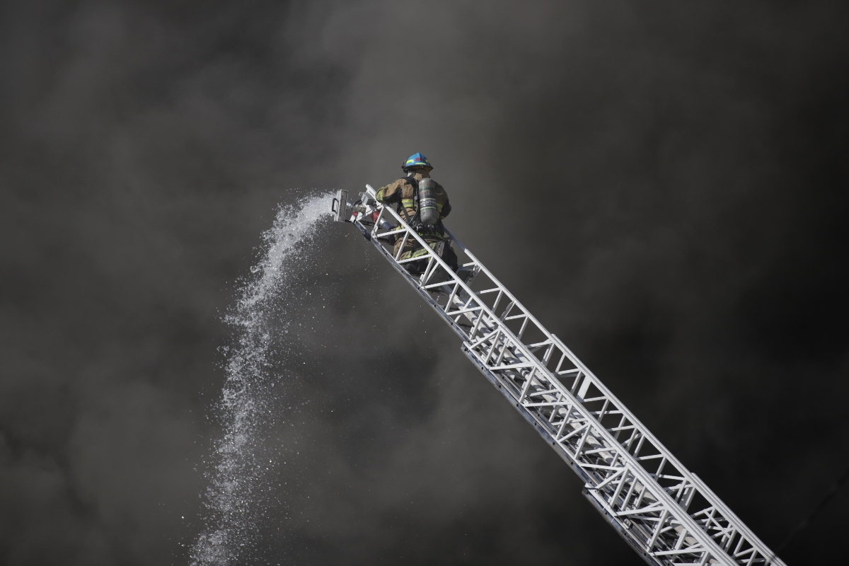 Arde bodega de plástico en Guadalajara