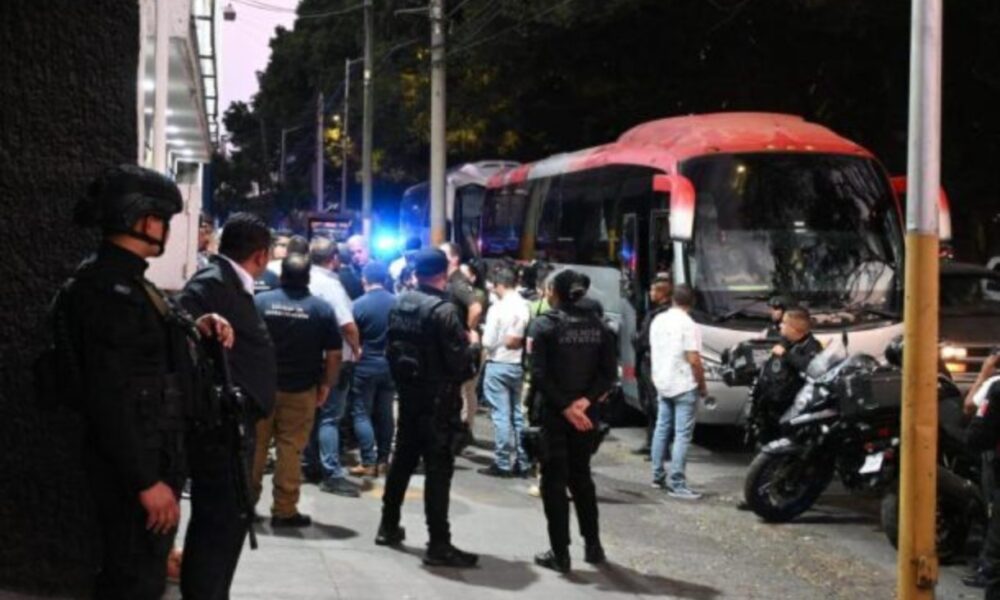 Normalistas de Atequiza toman camiones con migrantes