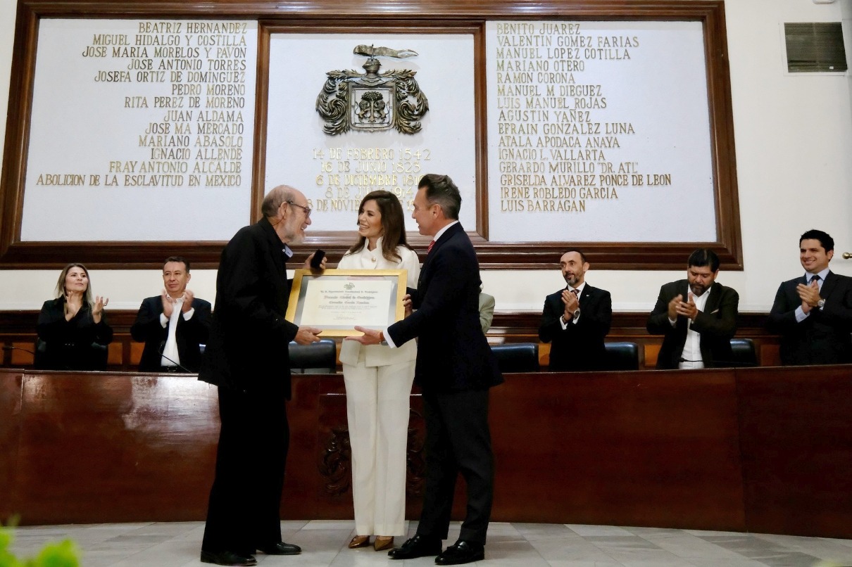 Entregan Medalla Ciudad de Guadalajara a Cornelio García 