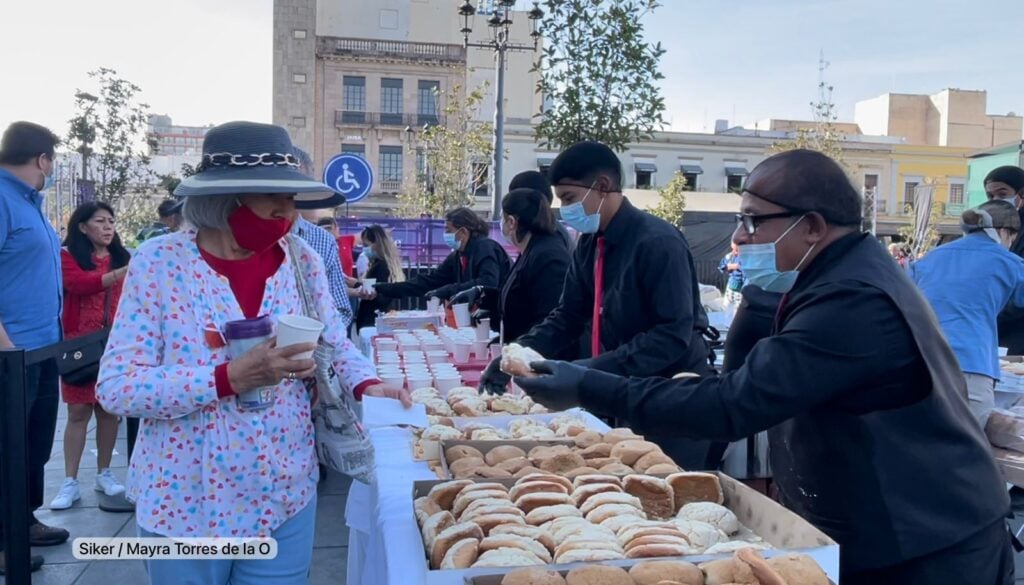 Guadalajara cumple 483, festejan con mariachi y picones