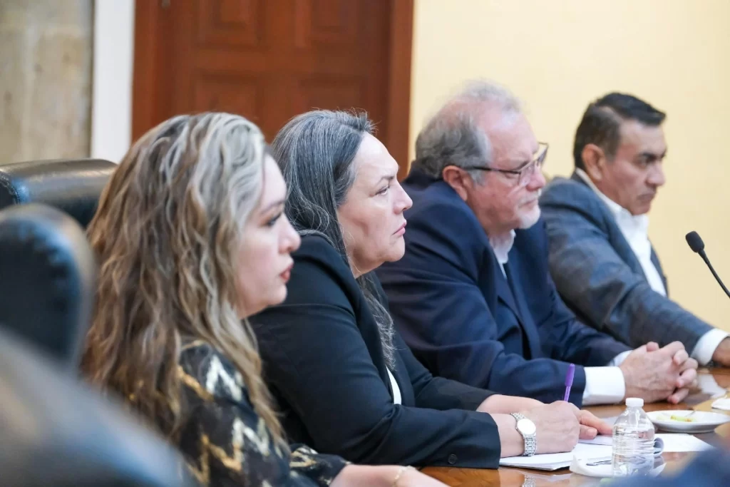autoridades de jalisco con colectivos de personas buscadoras