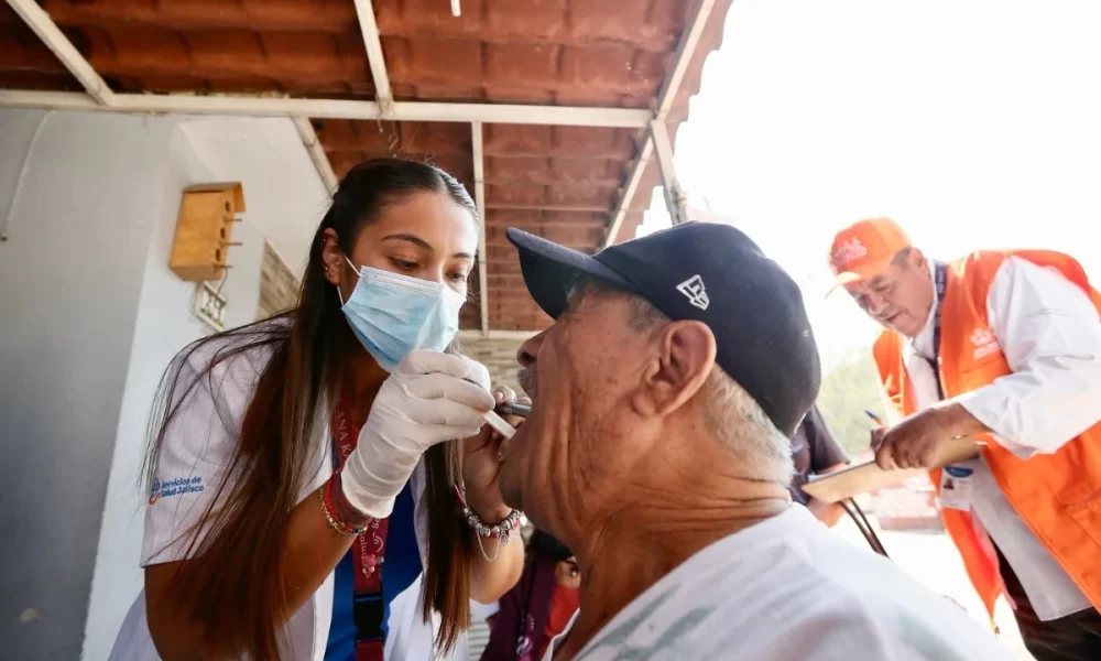 médico revisa a paciente mayo
