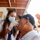 médico revisa a paciente mayo