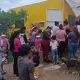 colonia en tlaquepaque, personas hacen fila para recibir apoyos